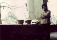 1990年冬于南山隐居时摄于住所阳台前。四年的隐居生活对他的人生观和艺术思想产生了深刻影响