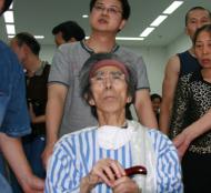 2007年5月在个人画展上惜别自己的作品-1