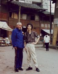 &nbsp;&nbsp;&nbsp;&nbsp; 1994年5月于故乡岳池县旧北街与初中美术先生黄纯合影。重返阔别四十余年的家乡岳池，往事历历，感怀万千。