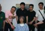2007年5月于个人画展上与弟子罗中立、周春芽、高小华、秦明在一起
