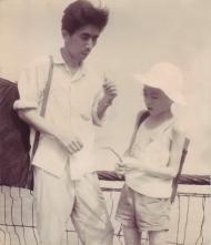 1979年偕儿子杜方晓去乐山写生途中